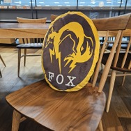 『メタルギア』スネーク潜入中？ダンボールが“ぶるぶる”震えるぬいぐるみや「FOX」部隊章マットなど、新グッズがプライズで登場