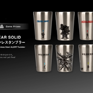 『メタルギア』スネーク潜入中？ダンボールが“ぶるぶる”震えるぬいぐるみや「FOX」部隊章マットなど、新グッズがプライズで登場