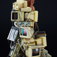 不敵な表情に釘付け！『シュタゲ』痩身美麗な「牧瀬紅莉栖」が作中の雰囲気そのまま、ガジェットに寄り掛かるフィギュアが再販へ