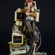 不敵な表情に釘付け！『シュタゲ』痩身美麗な「牧瀬紅莉栖」が作中の雰囲気そのまま、ガジェットに寄り掛かるフィギュアが再販へ