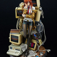 不敵な表情に釘付け！『シュタゲ』痩身美麗な「牧瀬紅莉栖」が作中の雰囲気そのまま、ガジェットに寄り掛かるフィギュアが再販へ