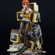 不敵な表情に釘付け！『シュタゲ』痩身美麗な「牧瀬紅莉栖」が作中の雰囲気そのまま、ガジェットに寄り掛かるフィギュアが再販へ