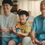 これぞ理想の夏休み？祖父・父親・孫の3世代でゲームをプレイする任天堂、夏の新CMがエモい