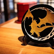 『FF14』輪島塗デザインプレートが再販─金色に輝く「バハムート」と、光の当たり方で様々な色に変化する「エルピスの花」の2種