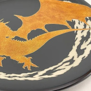 『FF14』輪島塗デザインプレートが再販─金色に輝く「バハムート」と、光の当たり方で様々な色に変化する「エルピスの花」の2種