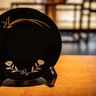 『FF14』輪島塗デザインプレートが再販─金色に輝く「バハムート」と、光の当たり方で様々な色に変化する「エルピスの花」の2種