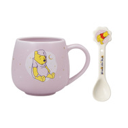 寝ているプーさん&ピグレットに癒される…!一番くじ 「くまのプーさん」にぬいぐるみやポスターなどがラインナップ