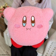 『星のカービィ』フンワリ眠る姿に癒やされる…！大きくて手触り最高な「ふわふわもっと」ぬいぐるみがラウンドワン限定で登場