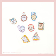 「ちいかわ」ダイカットシールが今回も可愛い…！100円ショップ向け新作アイテムがお披露目―窓付きカードケースは実用性もよさそう