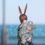 ふんわり笑顔に引き寄せられる…！『アークナイツ』リラックスした「アーミヤ」がゆったりジャケット＆ぬいぐるみを抱いた姿でフィギュア化
