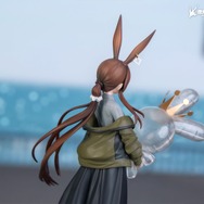 ふんわり笑顔に引き寄せられる…！『アークナイツ』リラックスした「アーミヤ」がゆったりジャケット＆ぬいぐるみを抱いた姿でフィギュア化
