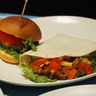 「よっ！トロピカルだねぇ！」『ヘブンバーンズレッドカフェ～2024 in 海の家～』フォトレポ―キャンサーパンケーキやナービィフルーツポンチなど夏真っ盛り！