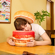 「一番くじ モスバーガー」のラインナップが、どれもユニーク！デカすぎる「オニポテ」クッションや、巨大バーガークッションなど