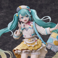 明るく元気なツアーガイド風ミク！「マジカルミライ 2024」メインビジュアルがフィギュア化―長い髪や足元のデザインも印象的