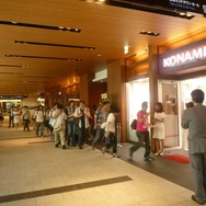 コナミスタイル東京ミッドタウン店オープン、開店前から多くのファンが駆けつける