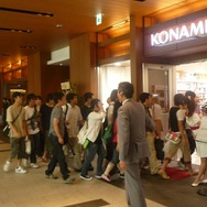 コナミスタイル東京ミッドタウン店オープン、開店前から多くのファンが駆けつける