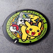 『ポケモン』の原点「ゲームボーイ」から飛び出すピカチュウ…！「ニンテンドーミュージアム」施設内に設置される「ポケふた」がお披露目