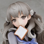 ペタンと座った太ももにも注目！『十三機兵防衛圏』主人公のひとり「冬坂五百里」が立体化―食パンをくわえたままの登校シーンを再現