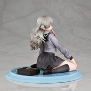 ペタンと座った太ももにも注目！『十三機兵防衛圏』主人公のひとり「冬坂五百里」が立体化―食パンをくわえたままの登校シーンを再現