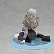 ペタンと座った太ももにも注目！『十三機兵防衛圏』主人公のひとり「冬坂五百里」が立体化―食パンをくわえたままの登校シーンを再現