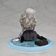 ペタンと座った太ももにも注目！『十三機兵防衛圏』主人公のひとり「冬坂五百里」が立体化―食パンをくわえたままの登校シーンを再現