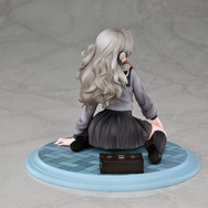 ペタンと座った太ももにも注目！『十三機兵防衛圏』主人公のひとり「冬坂五百里」が立体化―食パンをくわえたままの登校シーンを再現