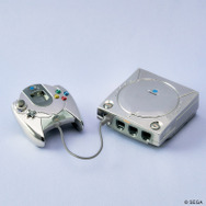 ずっしり重いメタルフィギュア「メガドライブ」や「ドリームキャスト」などが予約開始─存在感がありインテリアにもピッタリ！