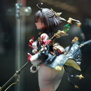 しゃがみ姿のライザを発見！「TGS2024」コーエーテクモブースに展示のフィギュアを写真でお届けー新作主人公・ユミアの造形にも注目
