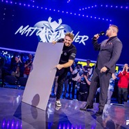 渾身「台パン」机に穴、拳に血、それでも優勝―海外eスポーツ大会で珍事…穴が空いた天板とともに勝者インタビューを受ける