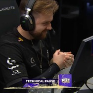 渾身「台パン」机に穴、拳に血、それでも優勝―海外eスポーツ大会で珍事…穴が空いた天板とともに勝者インタビューを受ける