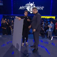 渾身「台パン」机に穴、拳に血、それでも優勝―海外eスポーツ大会で珍事…穴が空いた天板とともに勝者インタビューを受ける