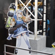 ターン制SRPGとして進化した『ドルフロ2』！コスプレイヤーに等身大パネルと、見ごたえばっちりなブースを訪問してみた【TGS2024】