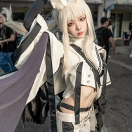 プラチナ『アークナイツ』／四巫日モミ（Instagram：momihi__444）