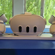 Meta Quest 3の特徴的な三つ目のうち中央の窓に対象物との距離を測る深度センサー1基が中央に搭載されている。