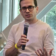 深度センサーを省いてもMeta Quest 3SのMR体験はQuest 3と変わらないと説明する、プロダクトマネージャーのJD・ダグラス氏。