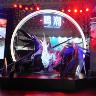 「無冠者」の巨大オブジェ