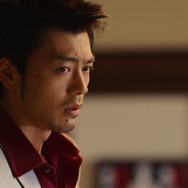 「龍で話題のあの人に」―サントリーが『龍が如く』っぽい写真を投稿、グレースーツと赤いシャツに注目集まる