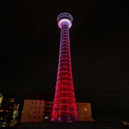 ホロライブ・宝鐘マリンが「横浜マリンタワー」とコラボ！ライブに合わせて赤くライトアップ―描き下ろしイラストや貸し切り開放も