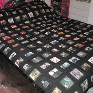 『バイオハザード』の名シーンをちりばめた特製毛布