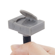 初代「PlayStation」の“ワクワクする触り心地”まで再現！？ケース入りメモほか、“蓋が開閉”するペンなどユニークな文具・雑貨がラインナップ