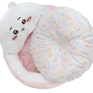 「ちいかわ」たちが愛犬、愛猫を包んでくれる！ふわもこ手触りの“ペットベッド”に癒される