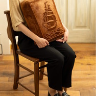 「アルフォート」の巨大クッションが当たる「ブルボン」グッズくじ11月30日発売!チョコの茶色、バニラホワイトの白色と2カラーを展開