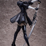 スラリとした美脚まで、1/4スケールで再現!「NieR:Automata」2Bフィギュアの圧倒的存在感