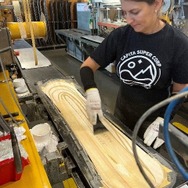 冬もポケモン！スキー場に持っていきたい、ピカチュウ柄の黄色いスノーボード＆バインディングが裏面まで可愛い