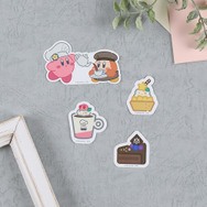 「カービィカフェ」ステッカーとロルバーンのメモ帳が発売！仲良く並んだカービィ＆ワドルディに癒される