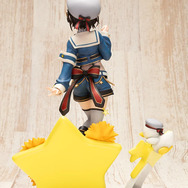 おへそもバッチリ！ホロライブ「大空スバル」がサスペンダー衣装で1/7スケールフィギュア化ーライブステージイメージの台座にはスバルドダック