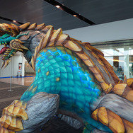 羽田空港に10メートル超の「ジンオウガ」が展示!「カプコンストアPOPUP」期間限定でオープン、新作アイテムの先行販売や『モンハンワイルズ』試遊も実施