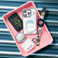 窓の外を眺める「ちいかわ」たちが可愛い！“旅行”モチーフのスマホアクセが発売ー世界観を楽しめるポップアップストアも