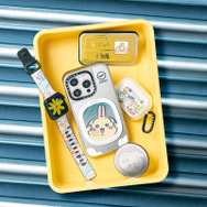 窓の外を眺める「ちいかわ」たちが可愛い！“旅行”モチーフのスマホアクセが発売ー世界観を楽しめるポップアップストアも