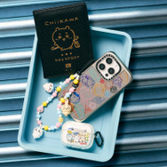 窓の外を眺める「ちいかわ」たちが可愛い！“旅行”モチーフのスマホアクセが発売ー世界観を楽しめるポップアップストアも